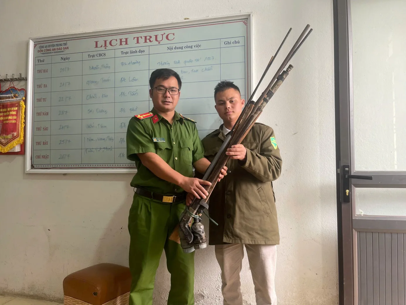 Công an xã Dào San vận động Nhân dân giao nộp 04 khẩu súng.