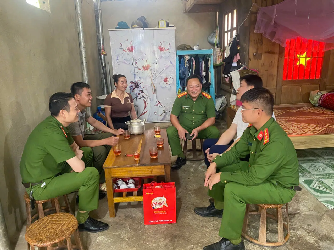 Công an xã Bum Nưa thăm hỏi, tặng quà các gia đình chính sách nhân ngày 27/7.