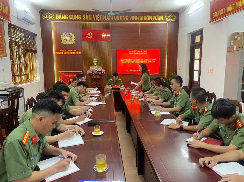 Ban Thường vụ Đảng ủy Công an tỉnh làm việc với chi bộ phòng An ninh chính trị nội bộ