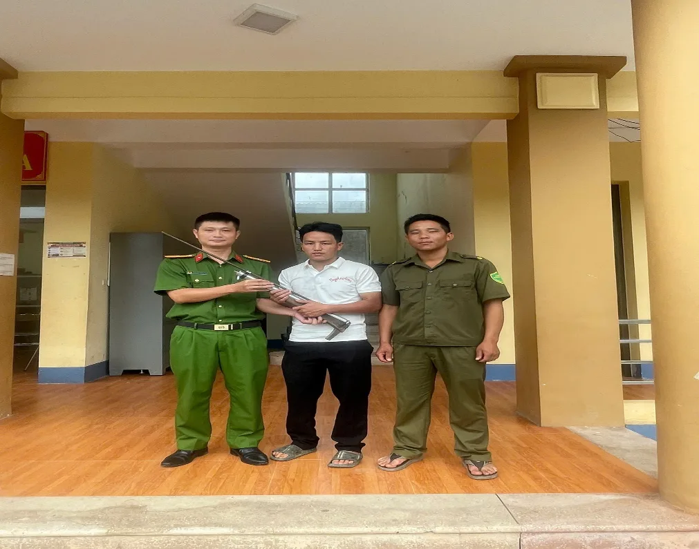 Công an xã Nậm Sỏ tiếp tục vận động người dân giao nộp vũ khí, vật liệu nổ, công cụ hỗ trợ