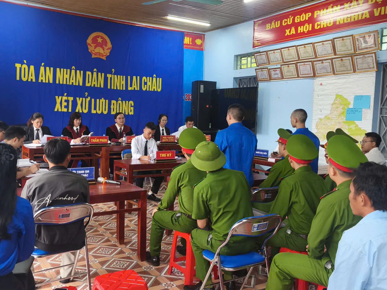 Công an xã Dào San phối hợp bảo đảm an ninh, an toàn phiên tòa xét xử lưu động trên địa bàn.
