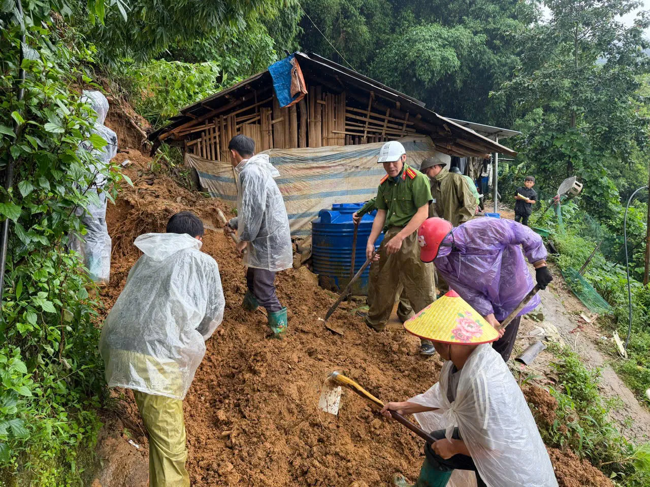 Công an xã Dào San kịp thời hỗ trợ người dân khắc phục hậu quả sạt lở đất sau mưa lớn,
