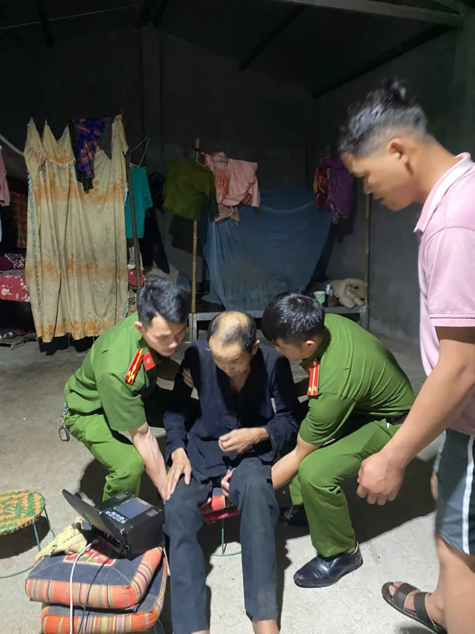Công an xã Bình Lư hỗ trợ thu nhận Căn cước lưu động tại gia đình cho một công dân khuyết tật không đi lại được.