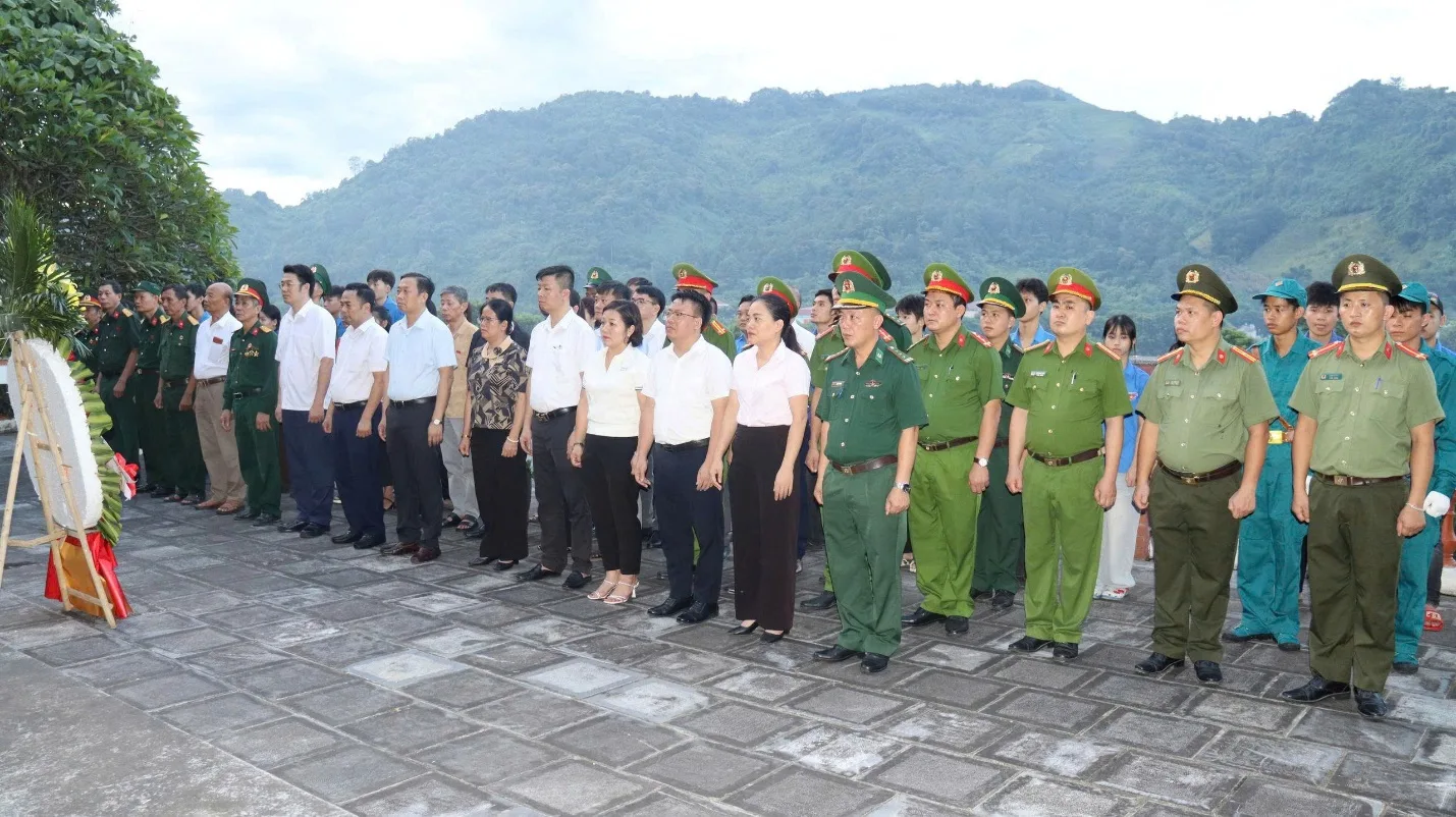 Công an xã Phong Thổ dâng hương tri ân các Anh hùng Liệt sĩ ngày 27/7