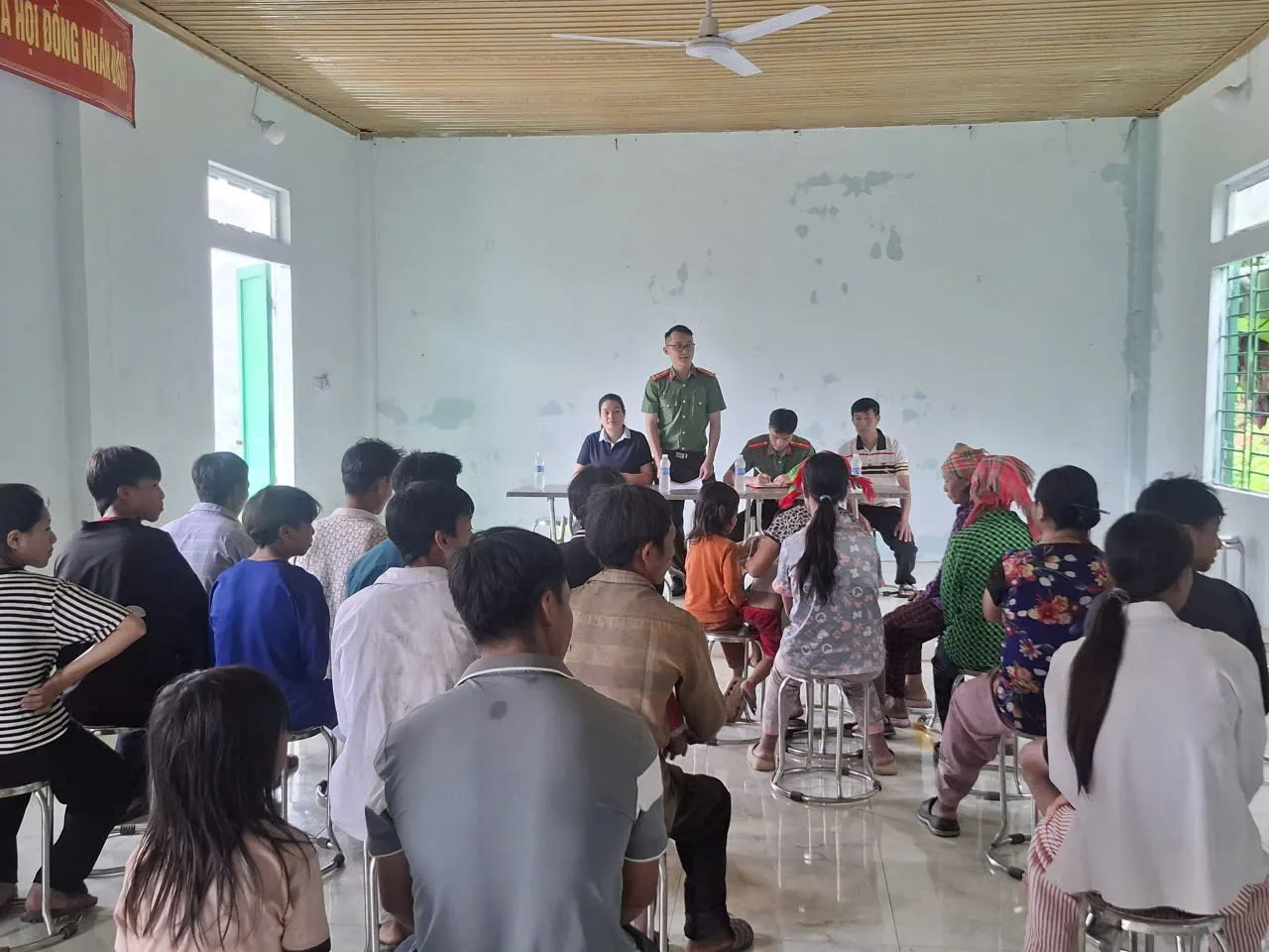 Công an xã Pa Ủ tuyên truyền Luật an ninh mạng, Luật xuất nhập cảnh, cách bảo vệ thông tin cá nhânvà sử dụng mạng xã hội an toàn cho nhân dân và học sinh trên địa bàn.