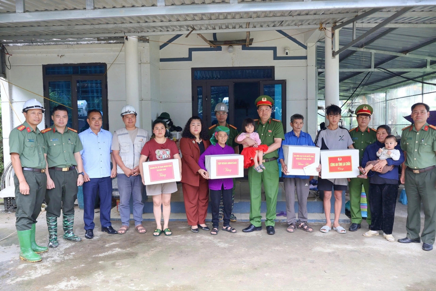 Đoàn công tác Công an tỉnh thăm, tặng quà các gia đình bị ảnh hưởng do sạt lở tại xã Dào San