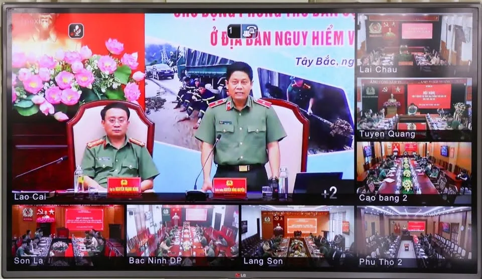 Thiếu tướng Nguyễn Hồng Nguyên - Phó Chánh Văn phòng Bộ Công an chủ trì Hội nghị trực tuyến hội ý nghiệp vụ thực địa phòng thủ dân sự khu vực Bắc Bộ.