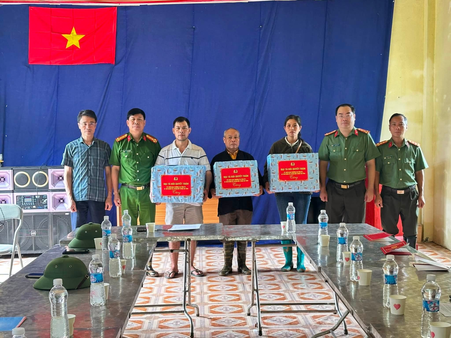 Đồng chí Giám đốc Công an tỉnh kiểm tra công tác cứu hộ, cứu nạn và thăm hỏi, hỗ trợ nhân dân xã Mường Than khắc phục hậu quả lũ quét