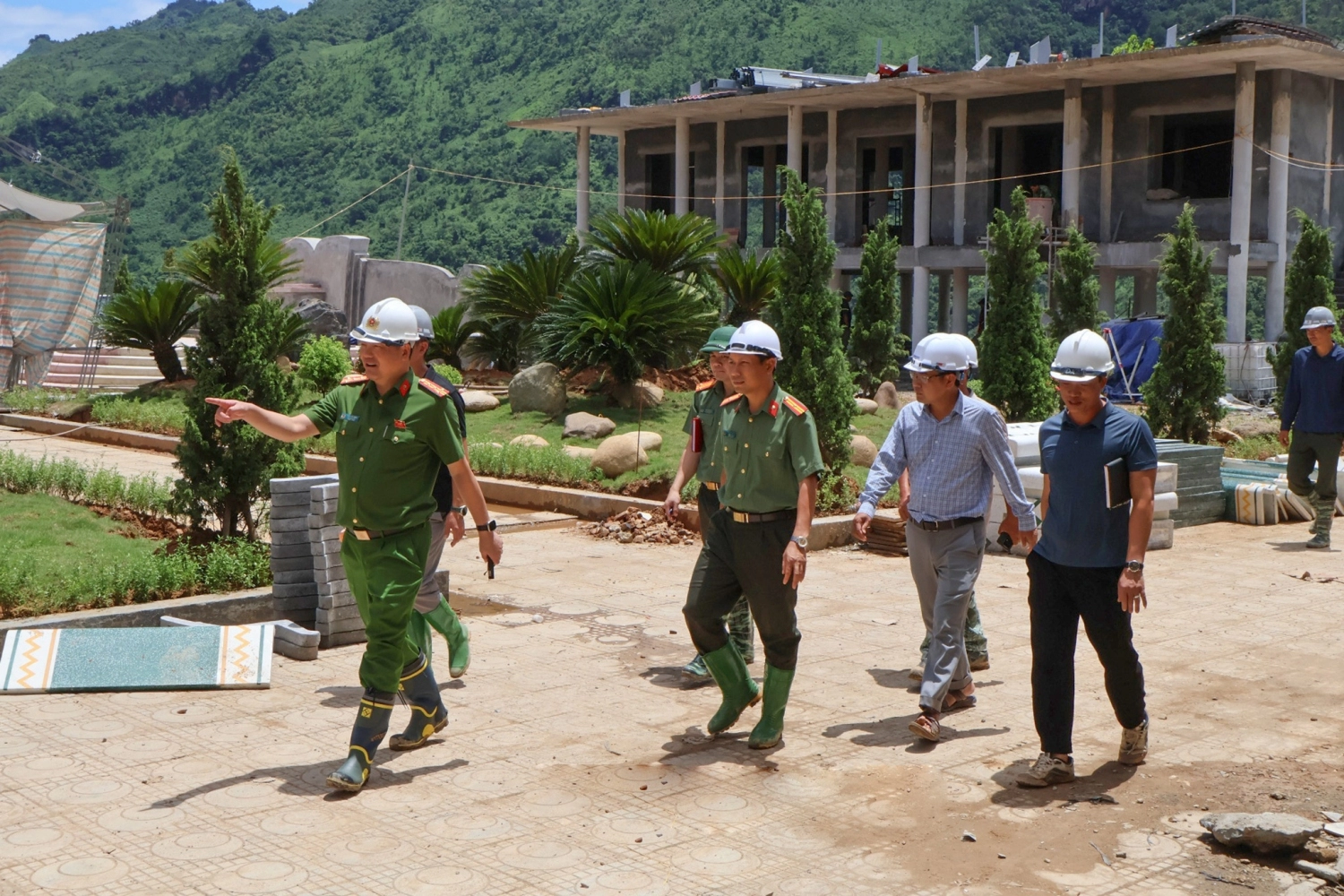 Phó Giám đốc Công an tỉnh kiểm tra tiến độ xây dựng Trường phổ thông nội trú liên cấp Tiểu học và THCS Pa Tần