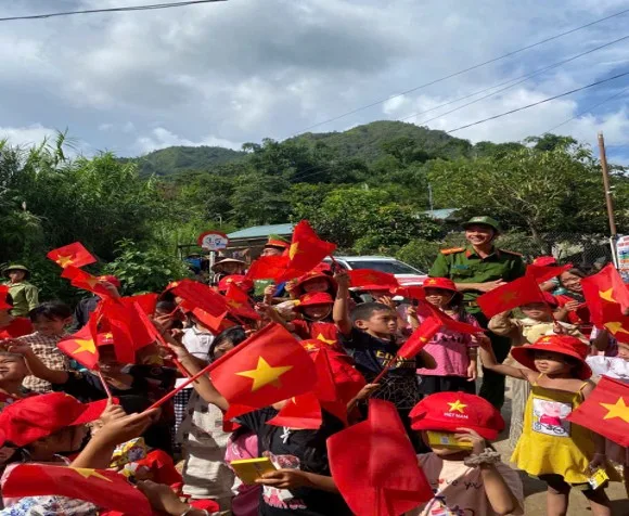 Công an xã Tân Uyên phối hợp trao tặng hơn 300 suất quà cho các hộ gia đình khó khăn và thiếu nhi trên địa bàn