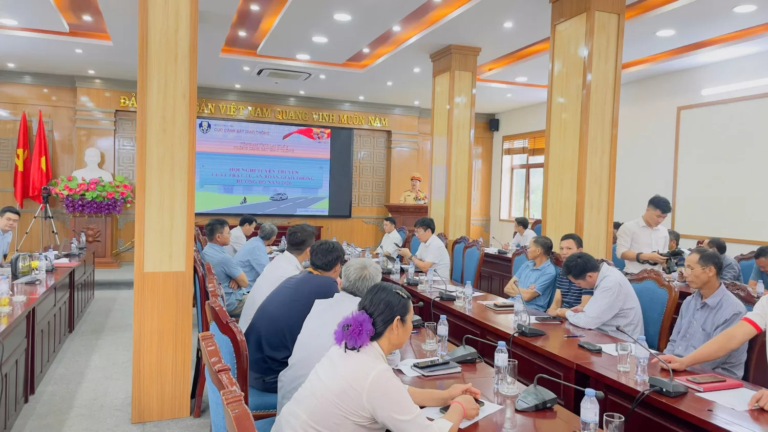 Bình Lư: Cảnh sát giao thông trao tặng mũ bảo hiểm và tuyên truyền pháp luật cho nông dân
