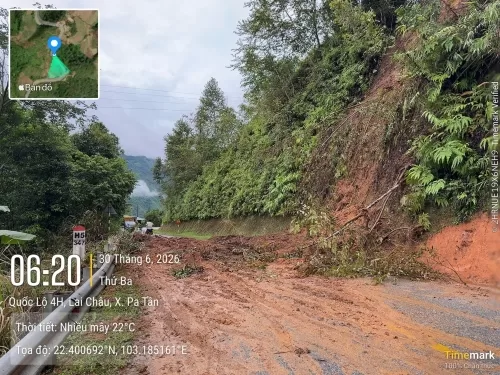 Công an xã Pa Tần tham gia điều tiết giao thông tuyến QL4H đoạn đường xảy ra sạt lở trên địa bàn xã