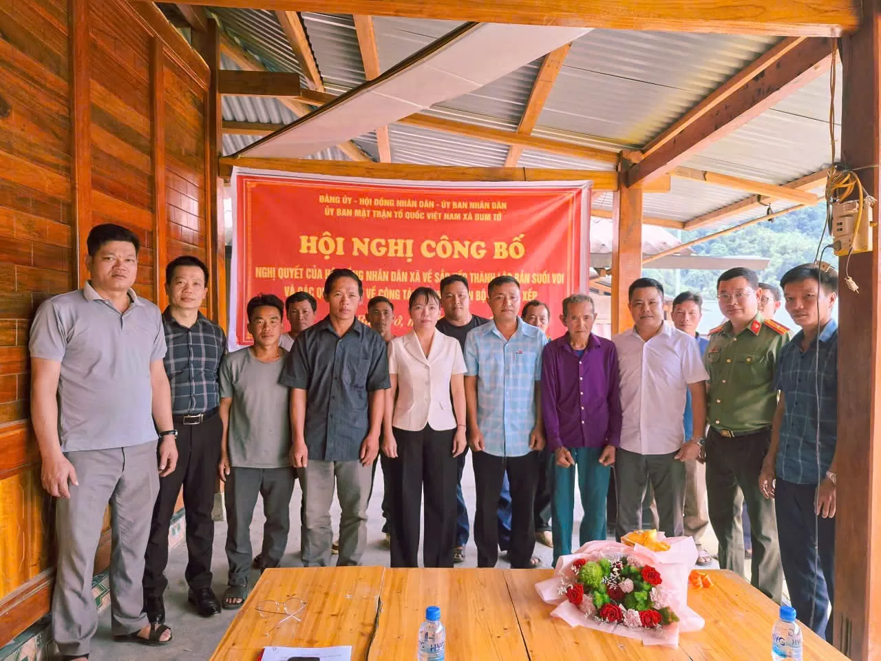 Lãnh đạo xã Bum Tở trao quyết định và tặng hoa chúc mừng các đồng chí được giao nhiệm vụ tại bản Suối Voi sau khi công bố Nghị quyết thành lập bản mới.