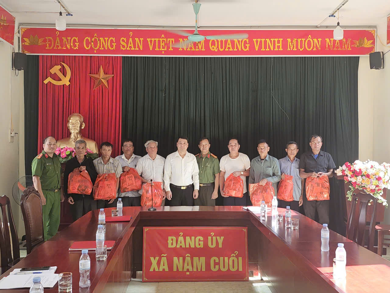 Phòng An ninh nội địa thường xuyên xuống địa bàn làm tốt công tác tuyên truyền vận động, tranh thủ người có uy tín tham gia phong trào toàn dân bảo vệ ANTQ