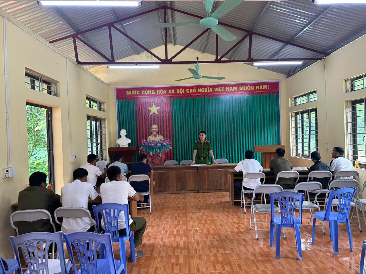 Cán bộ Công an xã làm việc với lãnh đạo thôn, bản, thành viên tổ ANTT