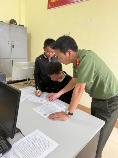 Công an xã Dào San hướng dẫn, đồng hành cùng Nhân dân trong thực hiện các quy định về xuất cảnh.