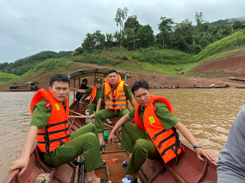 Công an Nậm Mạ triển khai lực lượng tìm kiếm