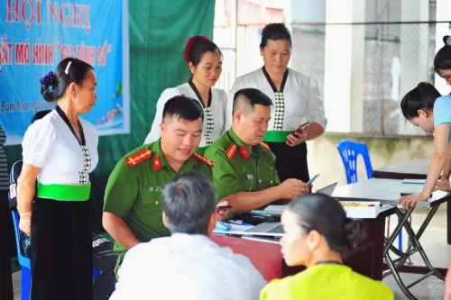 Công an xã Bum Nưa chung tay đẩy mạnh phát triển công dân số