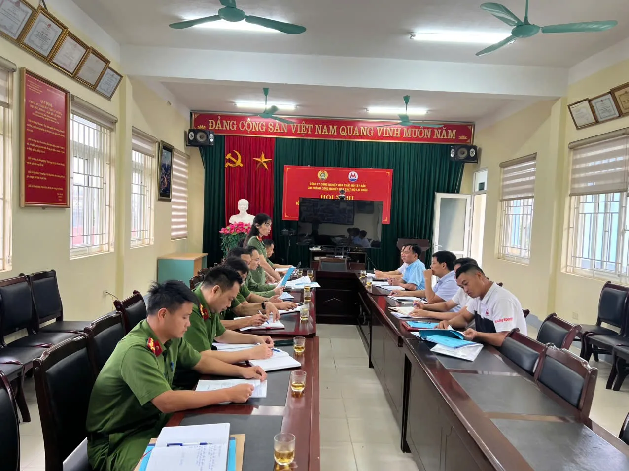 Đoàn công tác Công an tỉnh làm việc với Chi nhánh Công nghiệp hóa chất mỏ Lai Châu