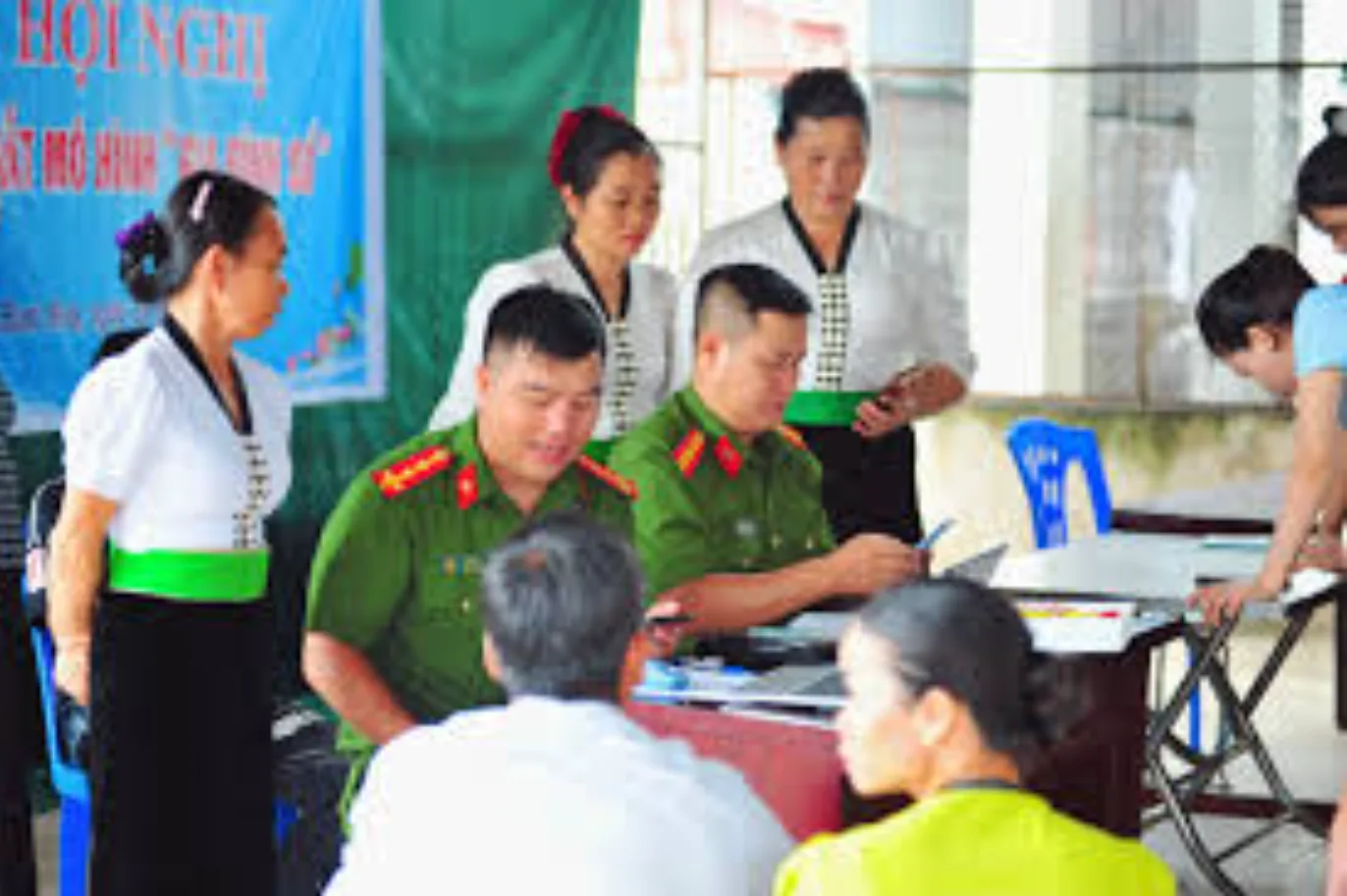 Công an xã Bum Nưa chung tay đẩy mạnh phát triển công dân số