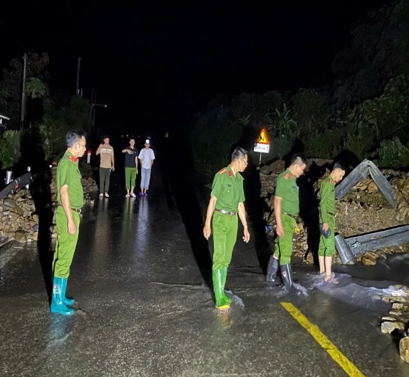 Công an xã Mường Kim tăng cường lực lượng phối hợp bảo đảm an ninh, trật tự tại xã Mường Than sau thiên tai