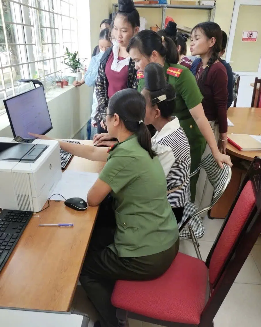 Chi hội phụ nữ Công an xã Tân Uyên hướng dẫn Hội viên phụ nữ ở các thôn, bản đăng ký hồ sơ, ôn luyện thi sát hạch giấy phép lái xe mô tô hạng A1