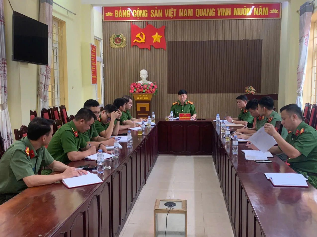 Đồng chí Phó Giám đốc Công an tỉnh kiểm tra, làm việc đột xuất với Công an xã Tân Uyên.