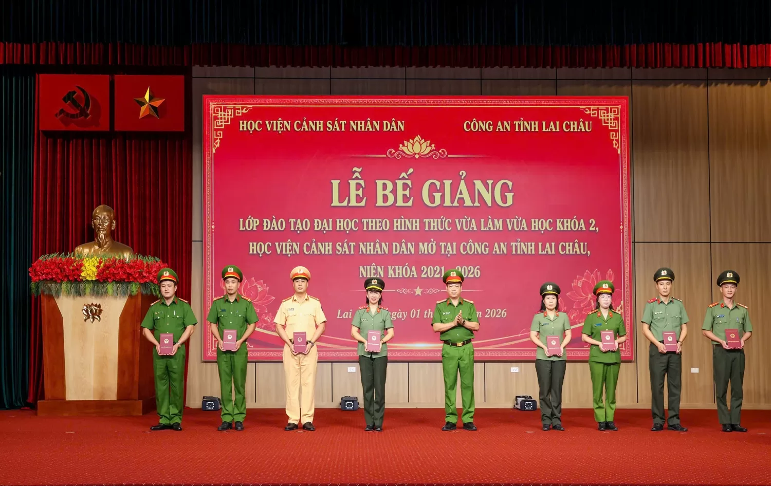 Đại tá, PGS.TS. Nguyễn Đăng Sáu - Phó Giám đốc Học viện Cảnh sát nhân dân trao Bằng tốt nghiệp cho các học viên.