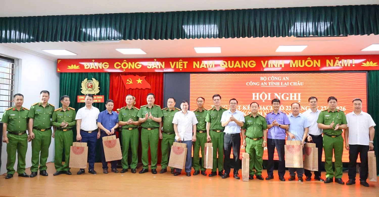Công an tỉnh Lai Châu tặng que test ma túy cho Công an 8 xã trên tuyến