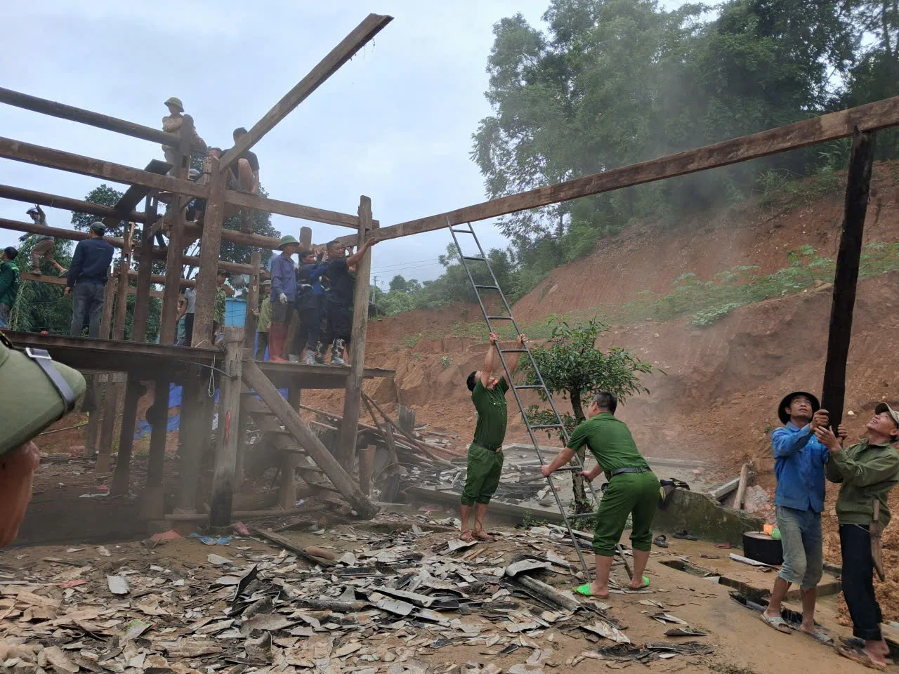 Công an xã Mường Kim khẩn trương tháo dỡ 2 nhà sàn trong vùng nguy cơ sạt lở, bảo vệ an toàn tính mạng Nhân dân