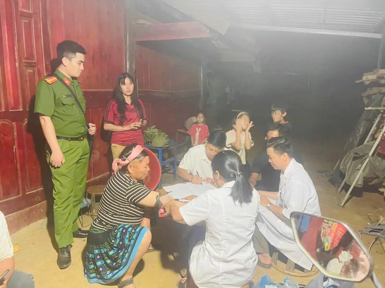 Công an phường Đoàn Kết chung tay vì sức khoẻ nhân dân, nâng cao hiệu quả chuyển đổi số trên địa bàn.