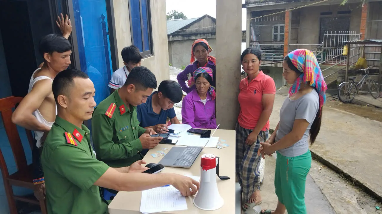 Công an xã Thu Lũm đẩy mạnh công tác tuyên truyền, ra quân trực tiếp hướng dẫn người dân kích hoạt và sử dụng tài khoản định danh điện tử (VNeID) mức độ 2
