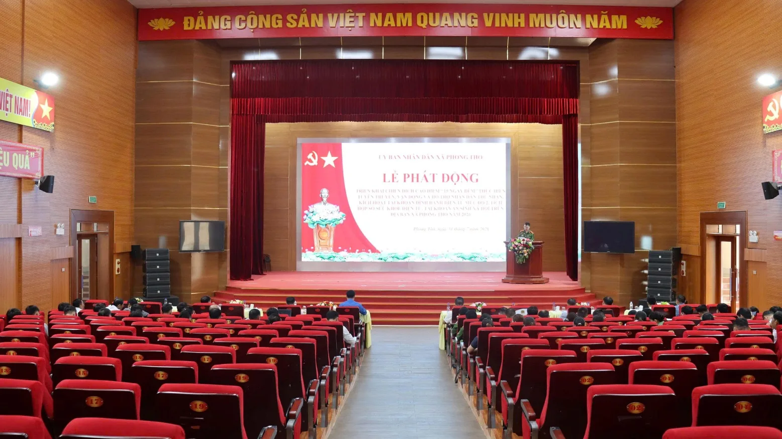 Công an xã Phong Thổ ra quân chiến dịch 15 ngày đêm phủ sóng định danh điện tử