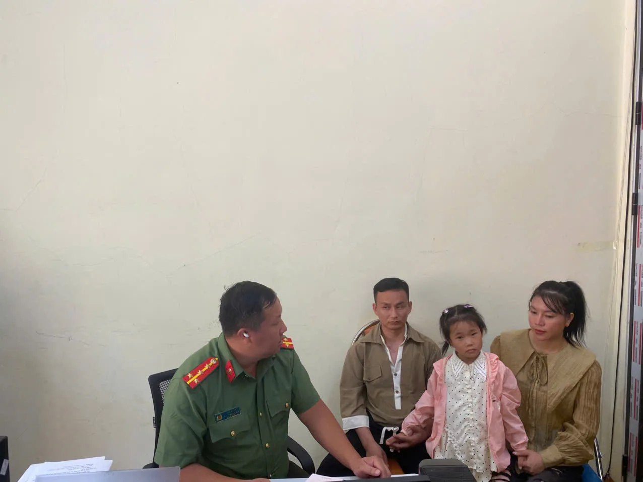 Công an xã Pắc Ta tăng cường công tác quản lý người nước ngoài đến lưu trú, tạm trú