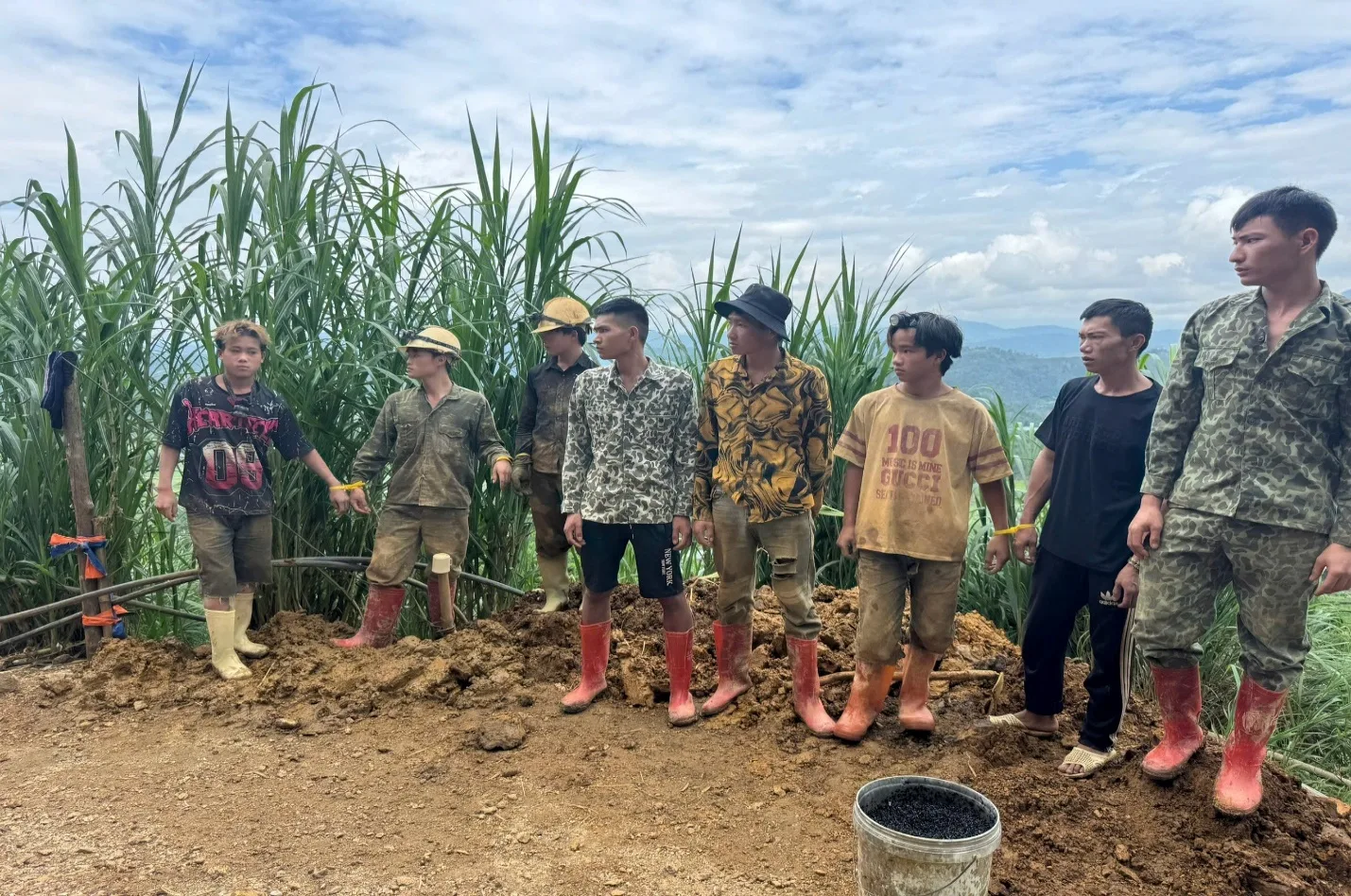 Công an tỉnh Lai Châu bắt quả tang nhóm đối tượng khai thác vàng trái phép trong hang sâu.