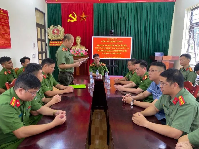 Thăm hỏi và trao tiền hỗ trợ cho 06 trường hợp gia đình cán bộ, chiến sĩ bị thiệt hại do mưa lũ gây ra tại xã Mường Than, tỉnh Lai Châu