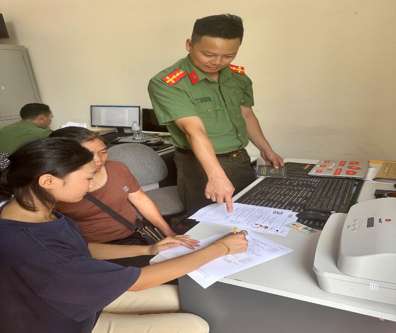 Công an xã Sin Suối Hồ đẩy mạnh cải cách thủ tục hành chính, triển khai cấp giấy thông hành biên giới phục vụ Nhân dân.