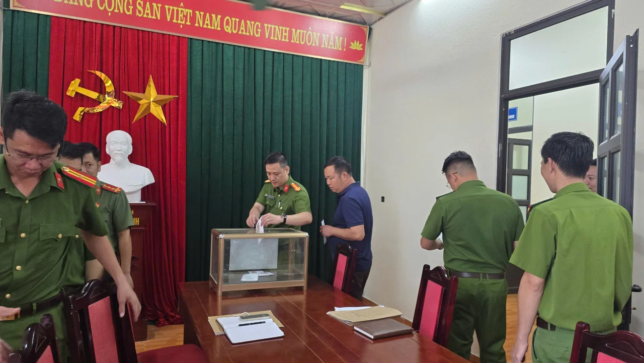 Cán bộ chiến sĩ Công an xã quyên góp ủng hộ đồng bào xã Mường Than, tỉnh Lai Châu bị ảnh hưởng thiên tai