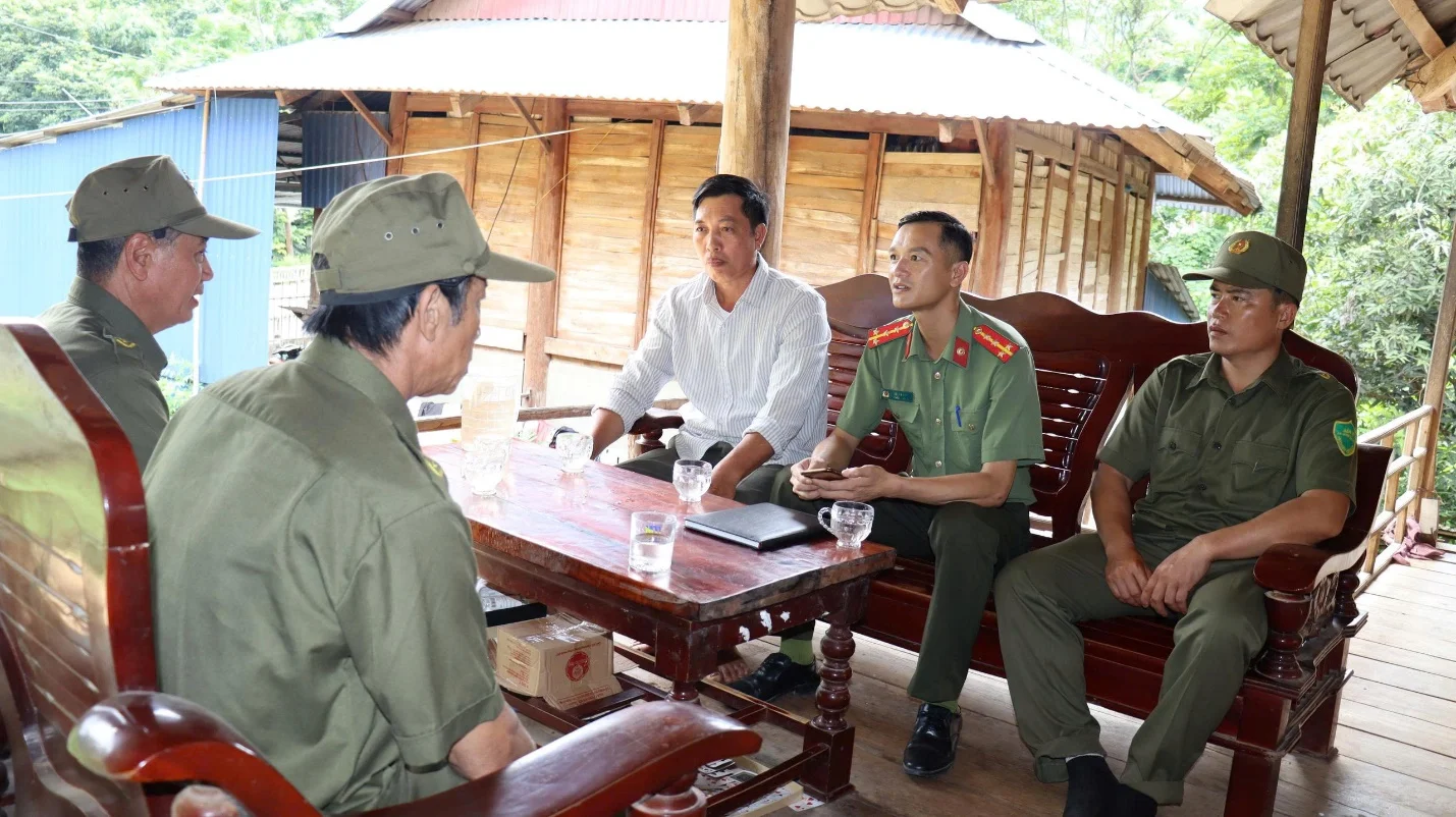 Tổ công tác Công an xã Phong Thổ trực tiếp xuống địa bàn tổ dân phố Paso triển khai công tác tuyên truyền lưu động ngày 18/8/2026