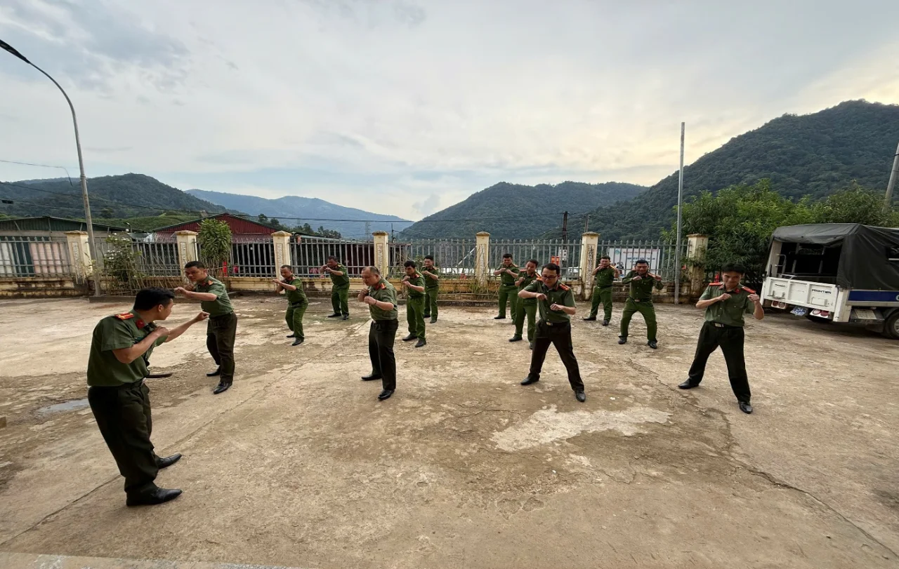 Công an xã Pa Ủ tổ chức Chương trình tập huấn điều lệnh, quân sự, võ thuật năm 2026.