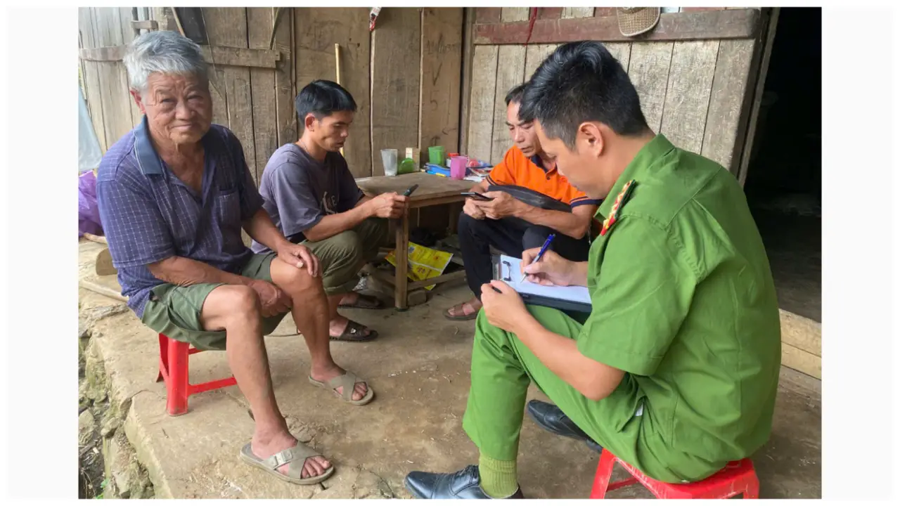 Công an xã Khổng Lào tuyên truyền, vận động người dân kích hoạt định danh điện tử