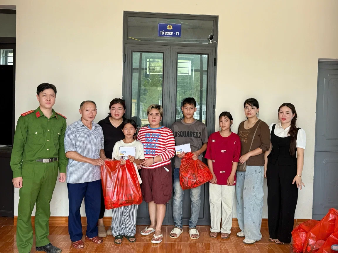 Trao quà cho các hộ gia đình có hoàn cảnh khó khăn tại Công an xã