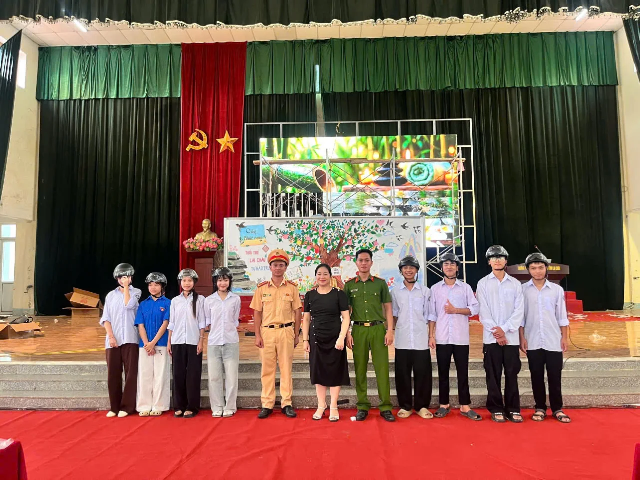 Công an phường Đoàn Kết tăng cường tuyên truyền, giáo dục pháp luật trong học sinh.