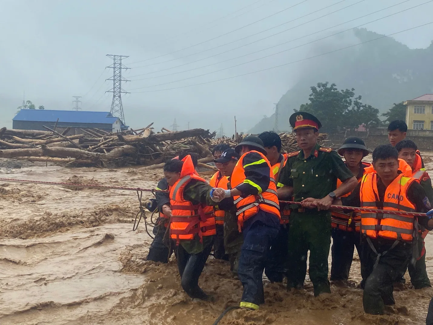 Phòng Cảnh sát cơ động công an tỉnh Lai Châu khẩn trương tham gia cứu hộ, cứu nạn, hỗ trợ nhân dân khắc phục hậu quả lũ ống, lũ quét tại xã Mường Than