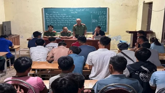 Công an xã Sin Suối Hồ tuyên truyền bằng tiếng dân tộc Dao tại bản Chí Sáng