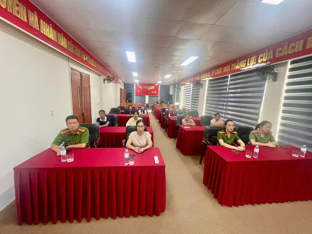 Quang cảnh chương trình tuyên truyền, hướng dẫn.