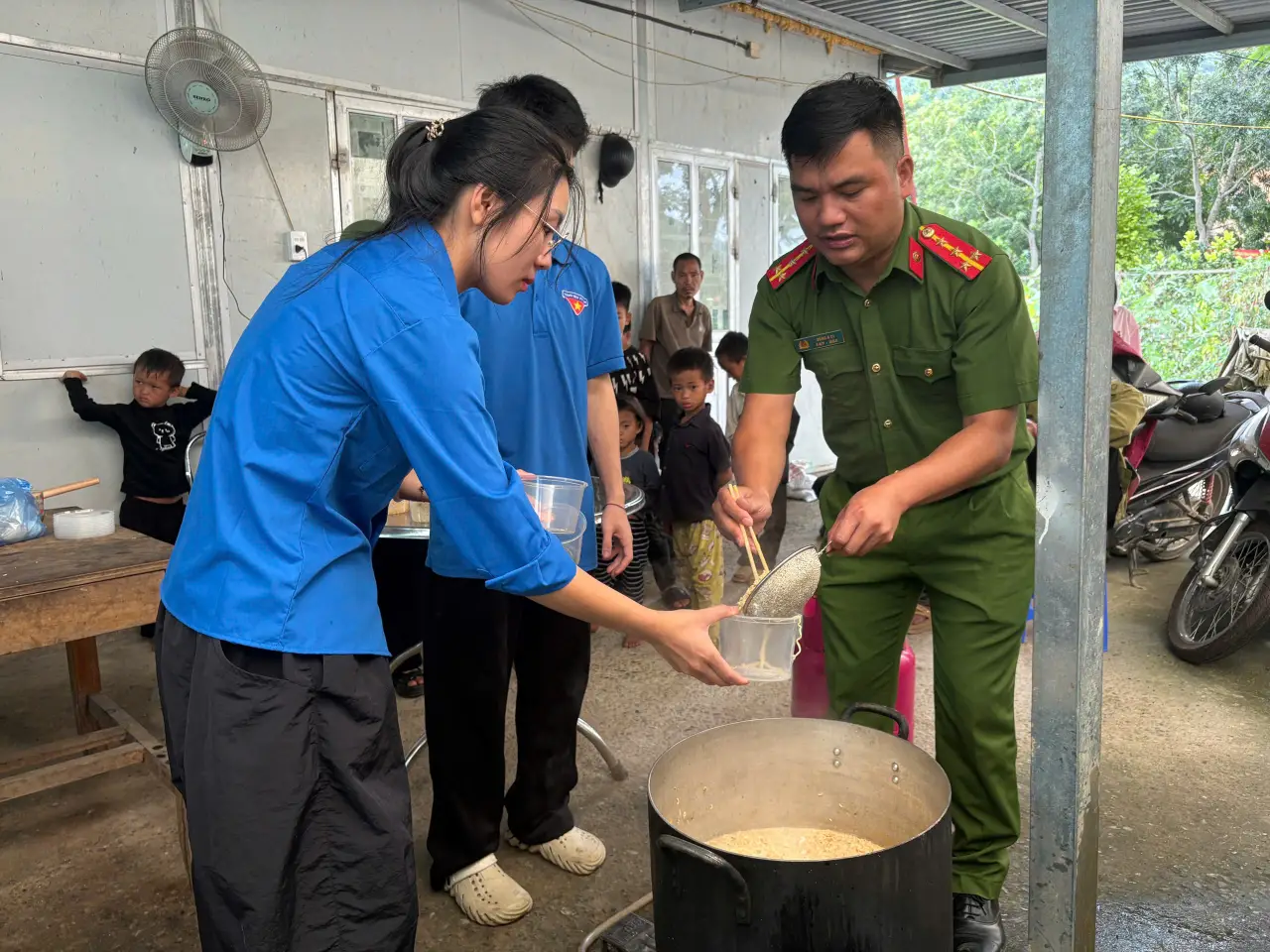 Chuẩn bị bữa ăn cho người dân
