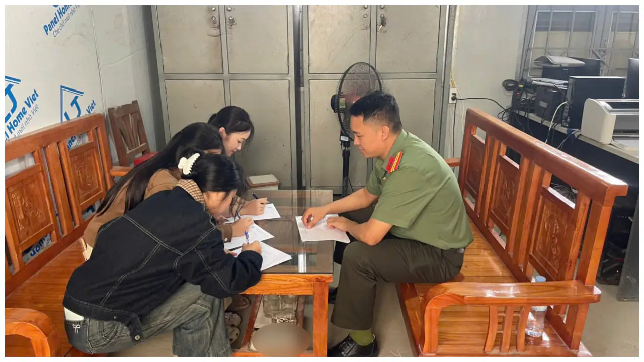 Cán bộ Công an xã hướng dẫn công dân kê khai hồ sơ đề nghị cấp sổ thông hành tại trụ sở