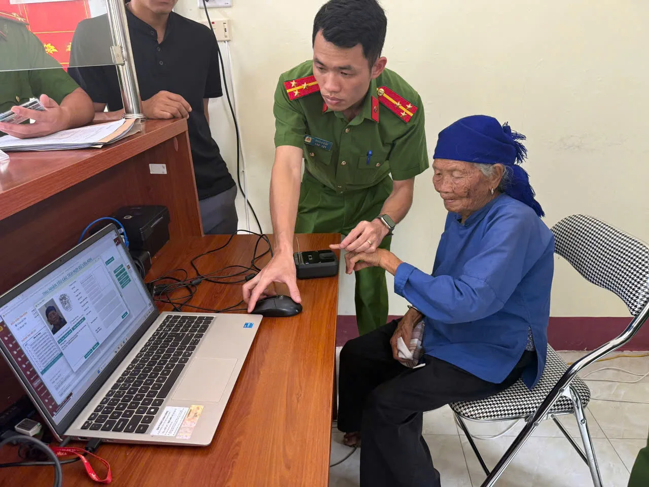 Thân nhân liệt sĩ thực hiện quy trình thu nhận mẫu ADN.