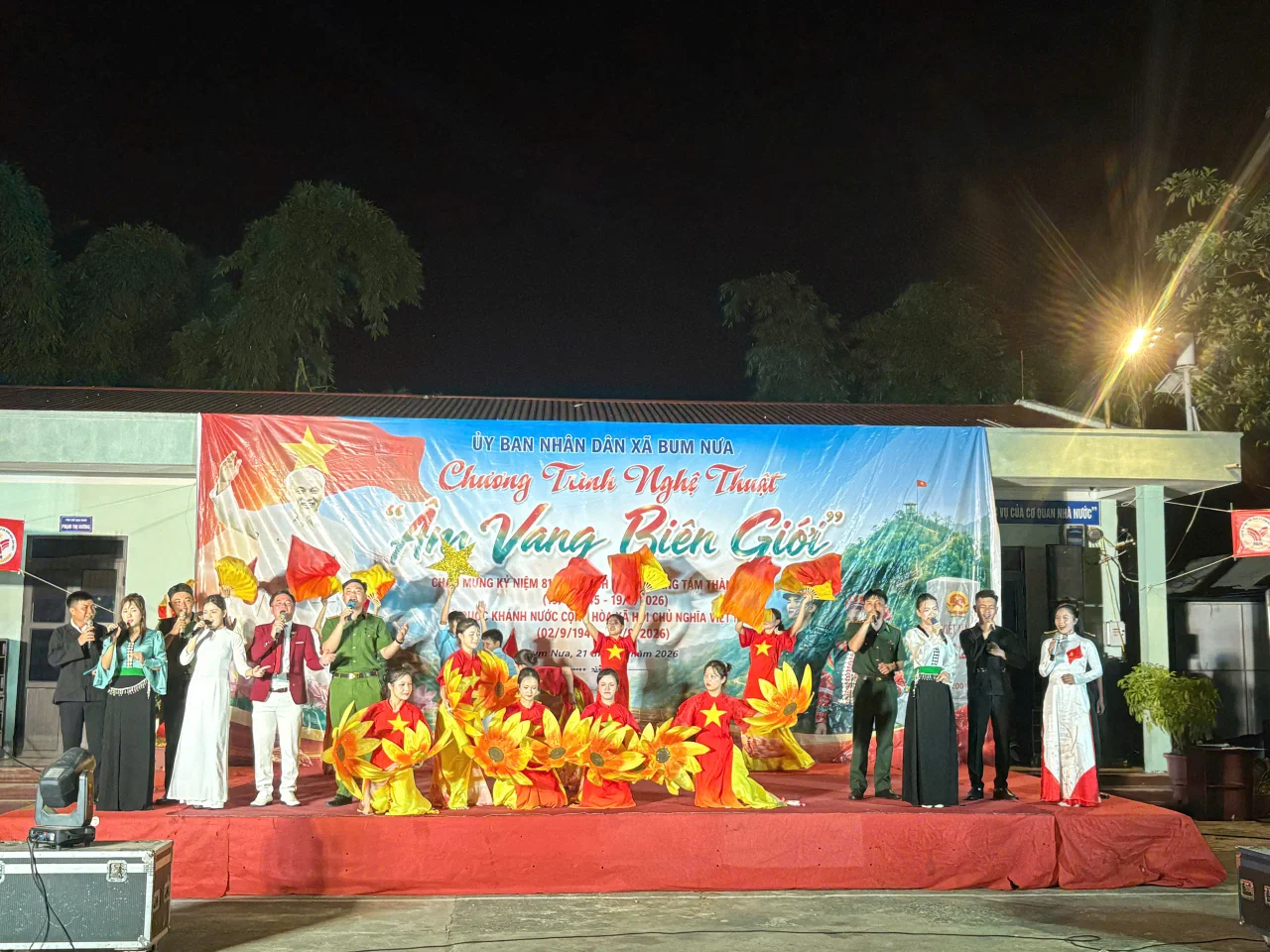 Công an xã tham gia tiết mục hát tốp ca